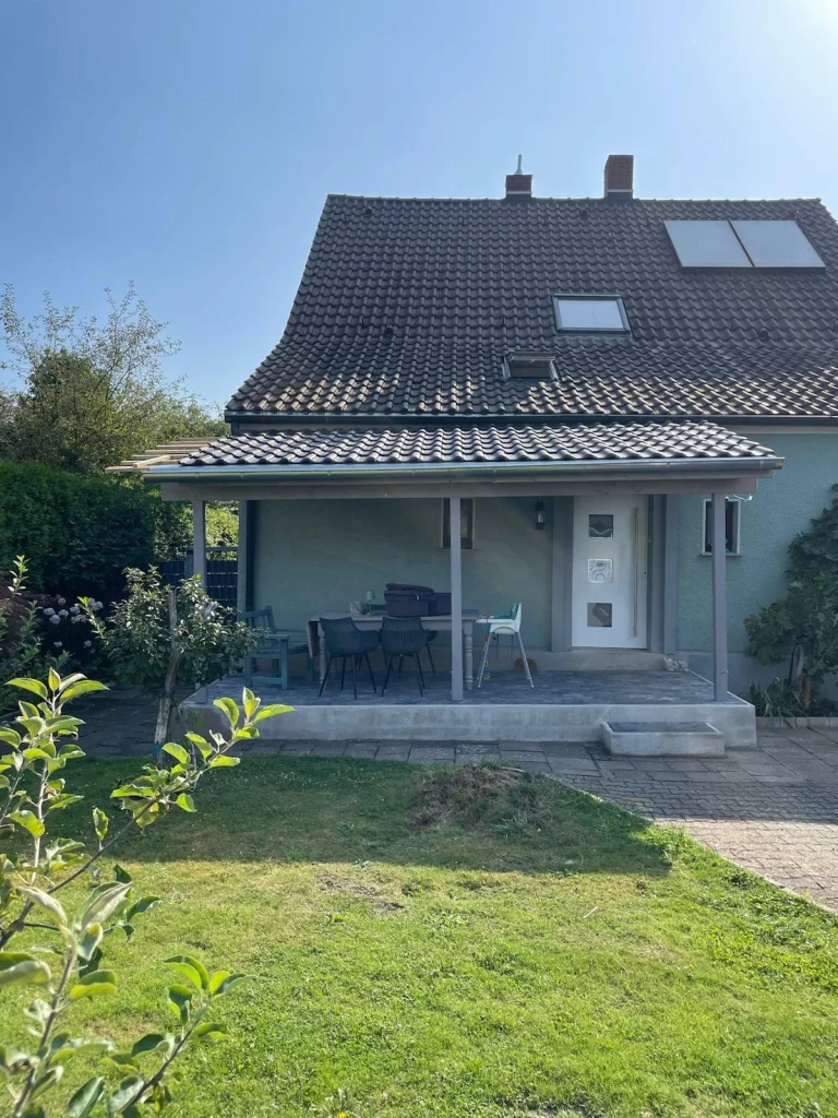 Neue Terrassenüberdachung an einem Einfamilienhaus